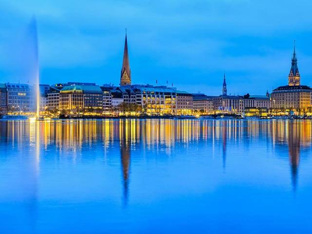 Book a flight and hotel in Hamburg with eDreams